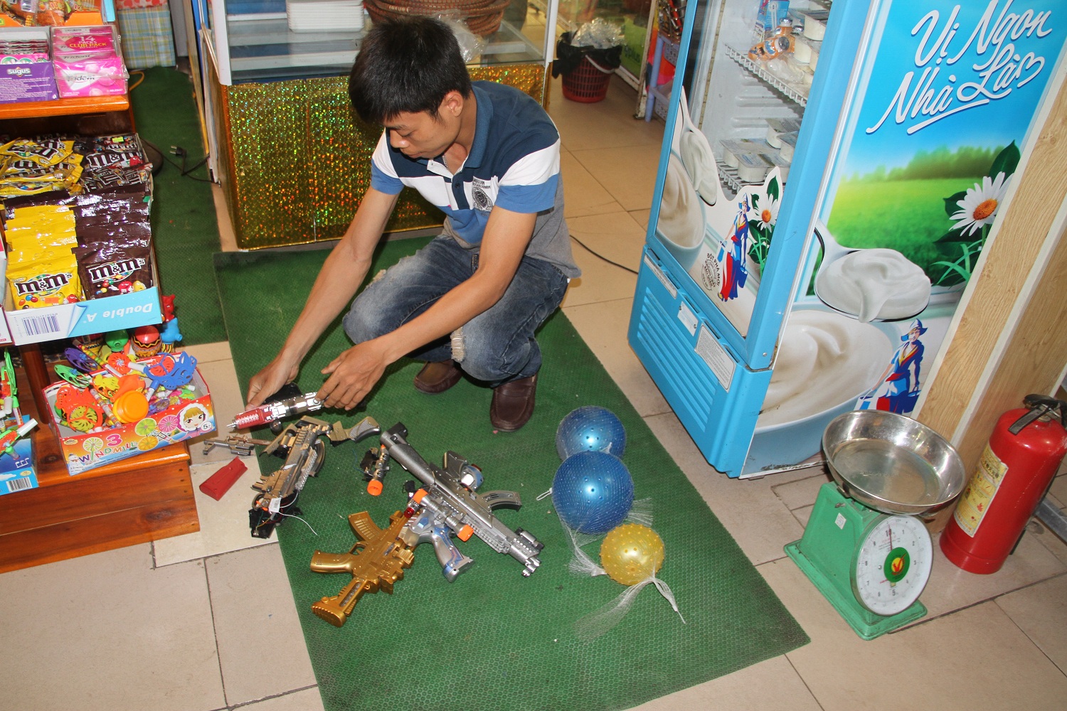 Cơ quan chức năng đ&atilde; y&ecirc;u cầu nh&agrave; s&aacute;ch Tiến Thọ ph&aacute; hủy một số sản phẩm s&uacute;ng bắn đạn nhựa, bắn bi ngay tại cửa h&agrave;ng n&agrave;y