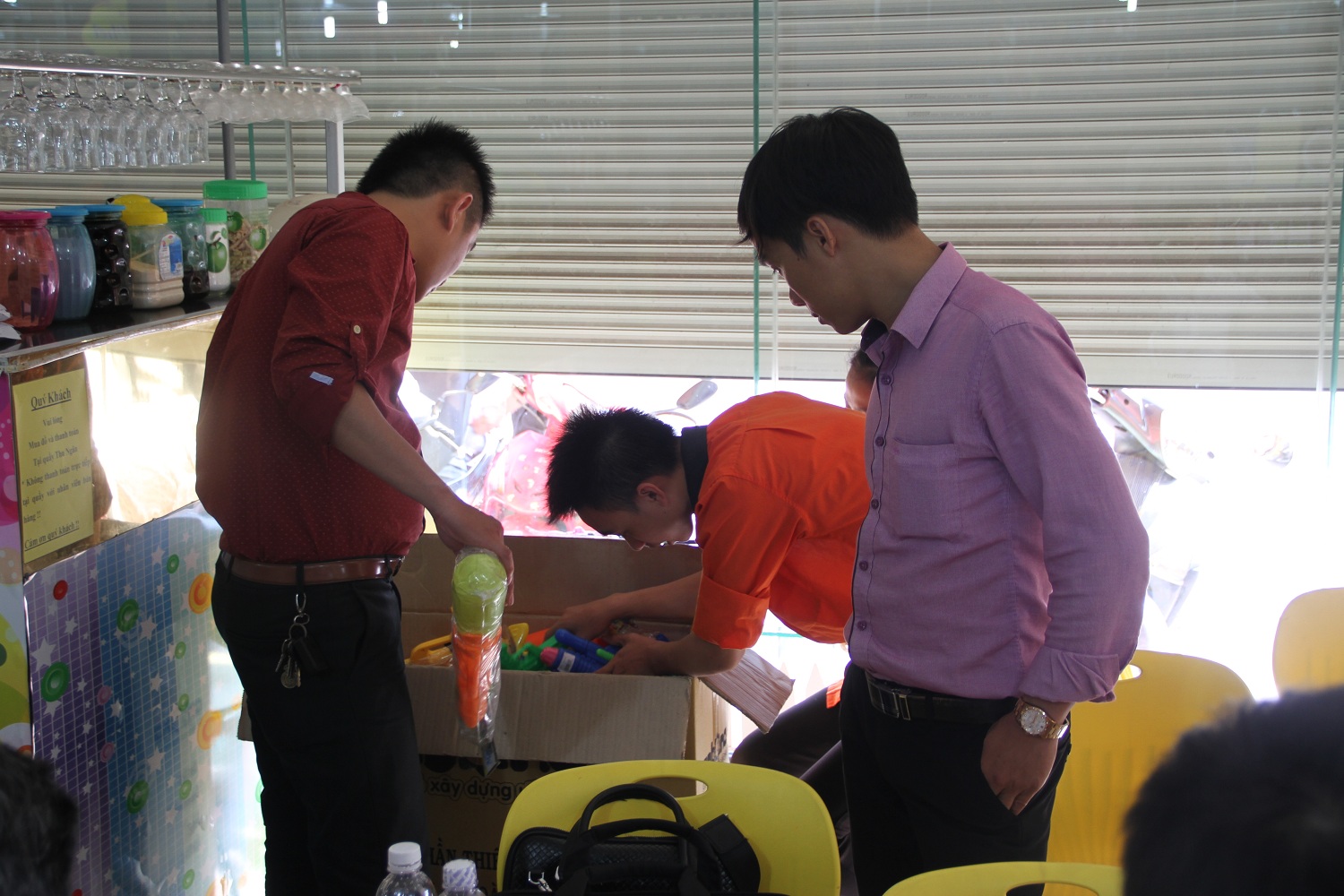 Cơ quan chức năng lập bi&ecirc;n bản v&agrave; thu giữ nhiều đồ chơi trẻ em bạo lực b&aacute;n trong nh&agrave; s&aacute;ch Tiến Thọ số 828 đường L&aacute;ng