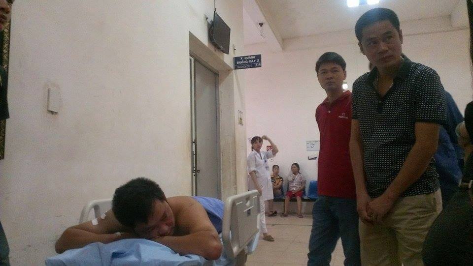 Nh&agrave; b&aacute;o Nguyễn Ngọc Quang khi được đưa đến bệnh viện cấp cứu