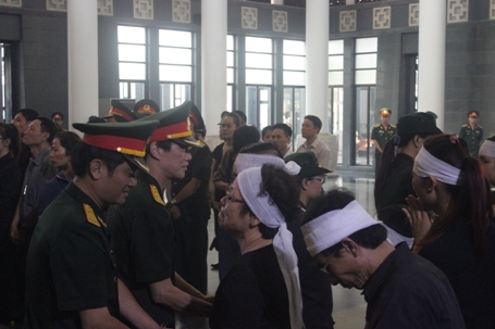 Từng đo&agrave;n học sinh của nhiều thế hệ đến tiễn đưa nhạc sĩ An Thuy&ecirc;n