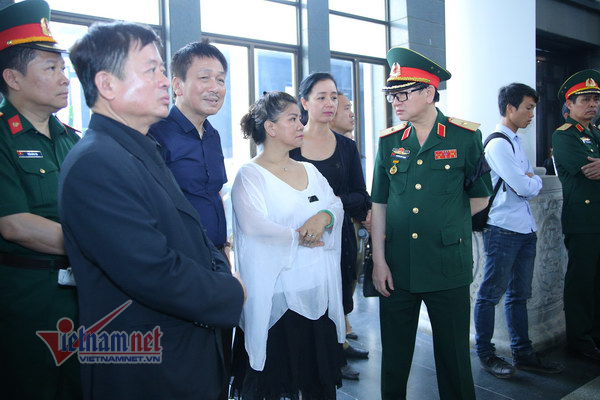 C&aacute;c nghệ sĩ c&oacute; mặt từ sớm để ch&agrave;o từ biệt nhạc sĩ An Thuy&ecirc;n