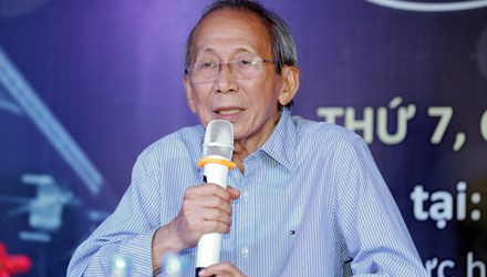 Trong buổi họp b&aacute;o, nhạc sĩ Nguyễn &Aacute;nh 9 khiến kh&ocirc;ng &iacute;t kh&aacute;n giả x&oacute;t xa v&igrave; h&igrave;nh ảnh &lsquo;da bọc xương&rsquo;