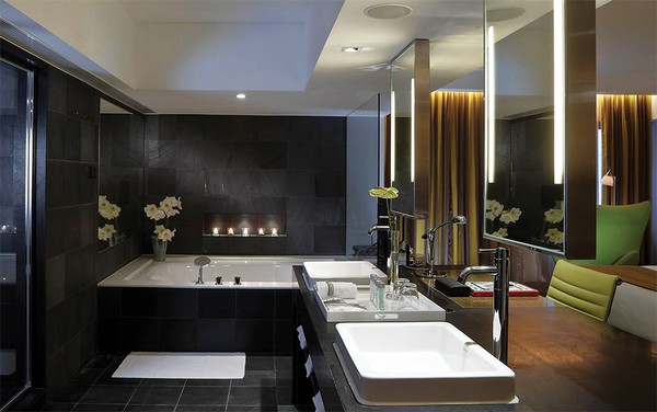 Cuối tuần qua, Thu Minh được ông xã ngoại quốc đích thân tháp tùng đến xem công trường xây dựng căn hộ này trên đường Nguyễn Đình Chiểu, TP.HCM