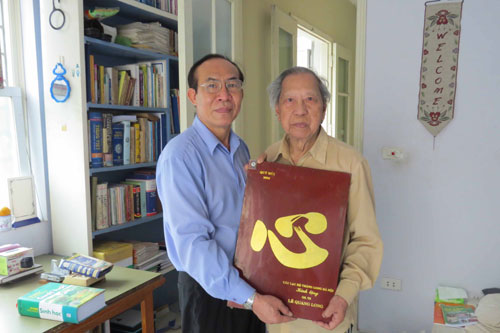 Nh&agrave; gi&aacute;o ưu t&uacute; lớn tuổi nhất Việt Nam năm 2014 l&agrave; GS L&ecirc; Quang Long, 95 tuổi