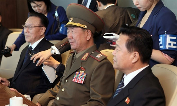 Nh&acirc;n vật quyền lực thứ 2 Triều Ti&ecirc;n Hwang Pyong-so (tr&aacute;i) trong chuyến thăm H&agrave;n Quốc
