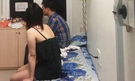bắt quả tang 2 nữ nh&acirc;n vi&ecirc;n của cơ sở massage đang k&iacute;ch dục cho kh&aacute;ch ở 2 ph&ograve;ng Vip