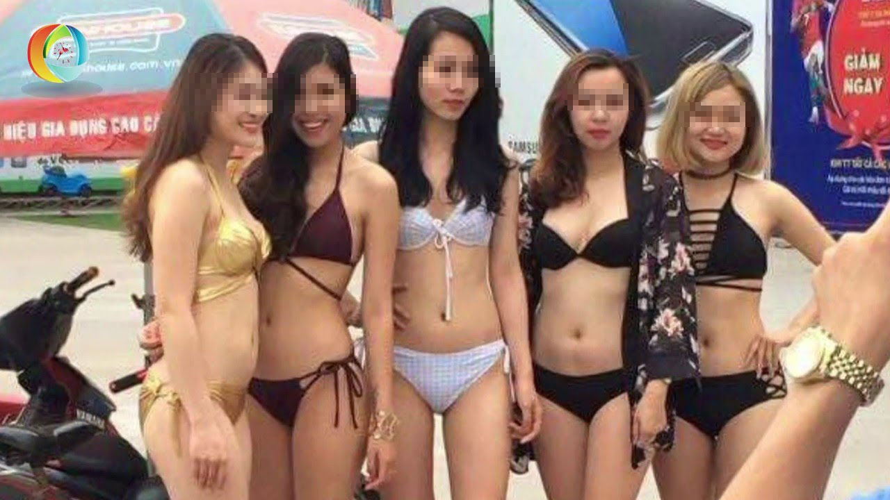 C&uacute; h&iacute;c bằng bikini PR rẻ tiền của si&ecirc;u thị Trần Anh