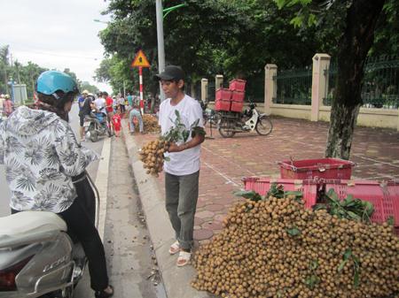 Gi&aacute; nh&atilde;n quả đắt đỏ, sức mua kh&ocirc;ng cao
