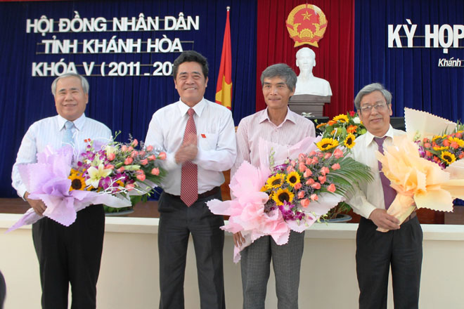 &Ocirc;ng L&ecirc; Xu&acirc;n Th&acirc;n (b&igrave;a phải) - Ph&oacute; chủ tịch UBND tỉnh đảm nhiệm chức vụ mới l&agrave; Ph&oacute; Chủ tịch HĐND tỉnh Kh&aacute;nh H&ograve;a; &ocirc;ng Đ&agrave;o C&ocirc;ng Thi&ecirc;n (b&igrave;a tr&aacute;i) B&iacute; thư huyện ủy Cam L&acirc;m được bầu giữ chức vụ ph&oacute; chủ tịch UBND tỉnh Kh&aacute;nh H&ograve;a kh&oacute;a V.