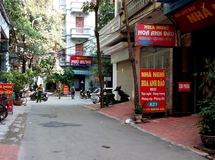 Khu vực ph&aacute;t hiện người đ&agrave;n &ocirc;ng nhảy từ tầng 2 tự tử