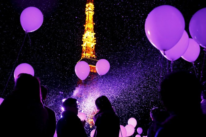 Ph&aacute;o hoa k&egrave;m theo b&oacute;ng bay ở Nhật. Ảnh: Reuters