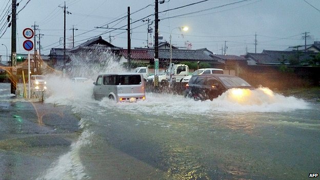 Đường phố Nhật Bản ngập lụt trong cơn mưa do b&atilde;o Hạ Long