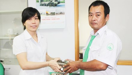 C&ugrave;ng với người n&ocirc;ng d&acirc;n ngh&egrave;o nhặt được v&agrave;ng, l&aacute;i xe taxi trả lại tiền cho kh&aacute;ch cũng l&agrave; một tấm gương đ&aacute;ng ngưỡng mộ