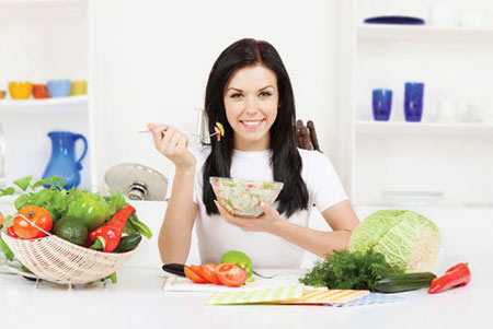 Bữa ăn &iacute;t cơm nhiều rau xanh l&agrave; b&iacute; quyết l&agrave;m đẹp giữ d&aacute;ng rất hiệu quả của người Nhật
