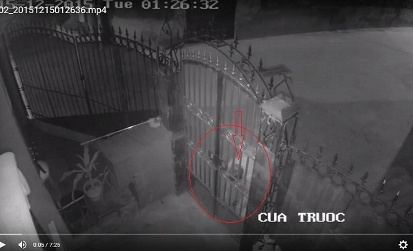 Camera ghi lại được h&igrave;nh ảnh của một người phụ nữ đến đổ xăng, ch&acirc;m lửa đốt
