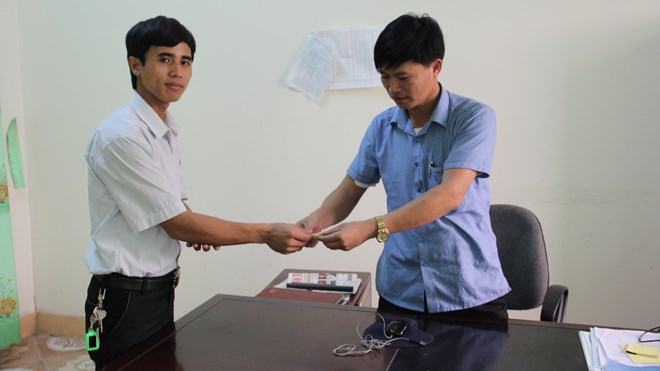 Anh Th&agrave;nh b&agrave;n giao chiếc v&ograve;ng v&agrave;ng cho Link Đăng Nhập Nhà cái 13Win16.Com x&atilde; Cẩm Vịnh để t&igrave;m chủ nh&acirc;n.