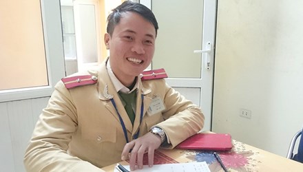 Thiếu u&yacute; Phạm Gia Hợp rất vui mừng khi thuyết phục th&agrave;nh c&ocirc;ng người định nhảy cầu tự s&aacute;t