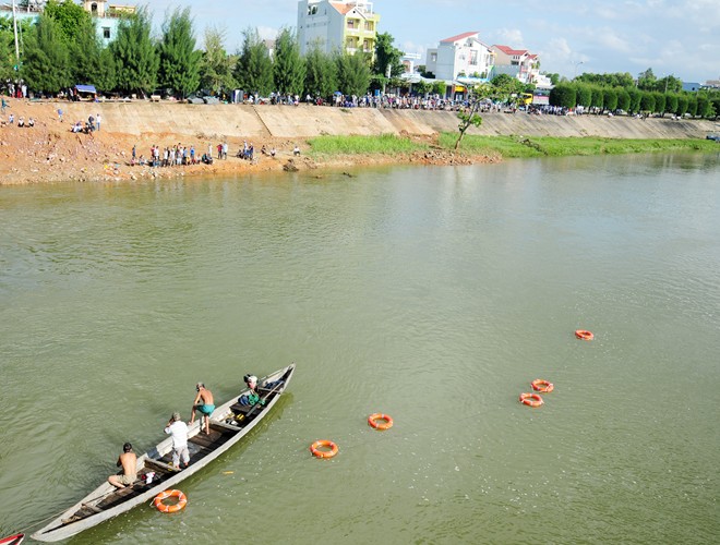 Lực lượng cứu hộ t&igrave;m thi thể H&ugrave;ng