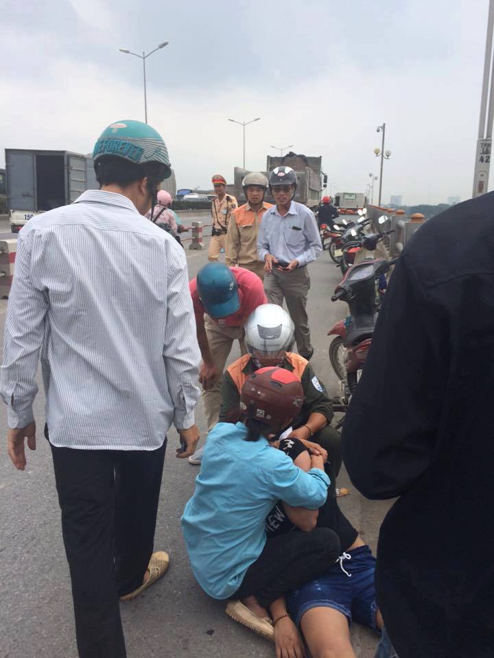 Người d&acirc;n sơ cứu cho c&ocirc; g&aacute;i n&agrave;y