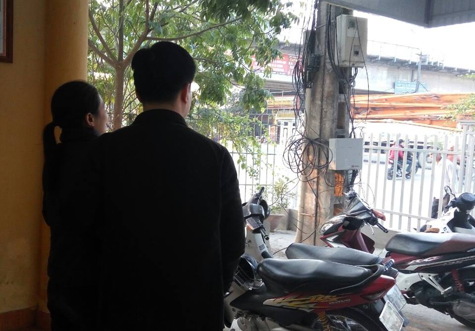 2 cảnh s&aacute;t đ&atilde; kịp thời ngăn chặn h&agrave;nh vi dại dột của người phụ nữ
