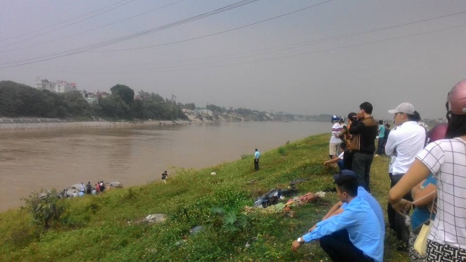 Nam thanh ni&ecirc;n nhảy s&ocirc;ng Đuống tự tử