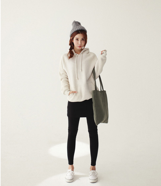 Mặc đẹp ng&agrave;y lạnh cho n&agrave;ng đ&ugrave;i to trở n&ecirc;n đơn giản hơn với quần legging đen