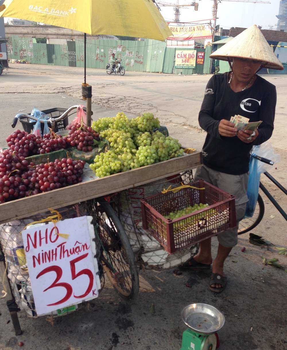 Người 13Win18 đa dạng khuyến mãi kh&oacute; ph&acirc;n biệt nho Trung Quốc v&agrave; nho Ninh Thuận