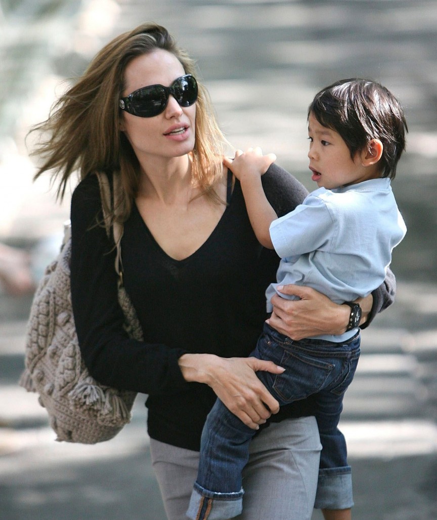 Pax Thi&ecirc;n được Angelina Jolie nhận l&agrave;m con nu&ocirc;i trong chuyến gh&eacute; thăm Việt Nam