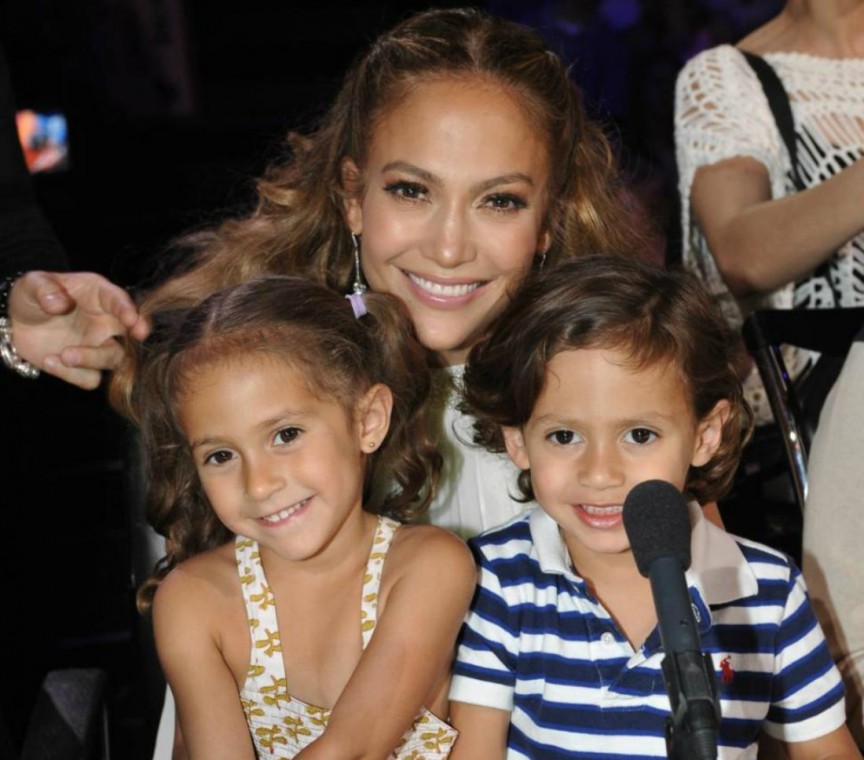 Jennifer Lopez cũng sinh hạ 1 cặp song sinh v&agrave; bức ảnh đầu ti&ecirc;n về hai em b&eacute; n&agrave;y được b&aacute;n với gi&aacute; 6 triệu USD