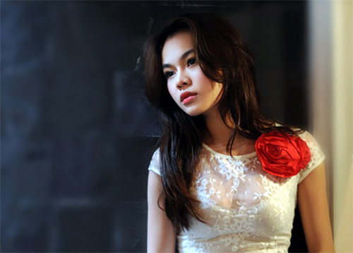 Không như một vài kiều nữ khác, Giang Hồng Ngọc khẳng định cô chưa từng mệt mỏi vì những tin đồn về chuyện cặp kè với nhạc sỹ Hà Dũng. Ngược lại, nhạc sỹ đào hoa này là người cô rất kính trọng.