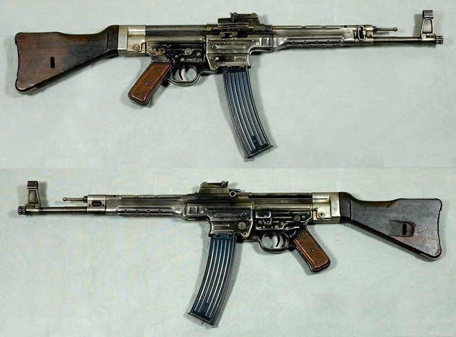 Sturmgewehr 44 hay STG 44 được coi là súng trường tấn công đầu tiên trên thế giới, có khả năng hoạt động tốt trong đêm nhờ hệ thống kính ngắm hồng ngoại. Súng AK-47 huyền thoại của Liên Xô hay M16 của Mỹ đều được phát triển dựa trên thiết kế của STG 44. Tuy nhiên vì STG 44 ra đời quá muộn nên Quân đội Đức không thể lật ngược thế cờ. Sturmgewehr 44 hay STG 44 được coi là súng trường tấn công đầu tiên trên thế giới, có khả năng hoạt động tốt trong đêm nhờ hệ thống kính ngắm hồng ngoại. Súng AK-47 huyền thoại của Liên Xô hay M16 của Mỹ đều được phát triển dựa trên thiết kế của STG 44. Tuy nhiên vì STG 44 ra đời quá muộn nên Quân đội Đức không thể lật ngược thế cờ.