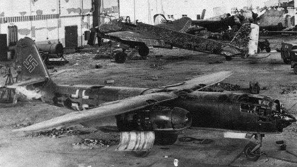 Arado Ar 234 là một trong những máy bay ném bom có động cơ phản lực đầu tiên được điều động trên thế giới do công ty Arado của Đức chế tạo vào thời kỳ cuối Chiến tranh thế giới II. Được sản xuất với số lượng nhỏ, máy bay này gần như chỉ được sử dụng cho mục đích trinh sát nhưng trong vài lần ít ỏi được sử dụng như máy bay ném bom, Arado Ar 234 cho thấy đây là loại máy bay gần như không thể bắn hạ. Arado Ar 234 là một trong những máy bay ném bom có động cơ phản lực đầu tiên được điều động trên thế giới do công ty Arado của Đức chế tạo vào thời kỳ cuối Chiến tranh thế giới II. Được sản xuất với số lượng nhỏ, máy bay này gần như chỉ được sử dụng cho mục đích trinh sát nhưng trong vài lần ít ỏi được sử dụng như máy bay ném bom, Arado Ar 234 cho thấy đây là loại máy bay gần như không thể bắn hạ.
