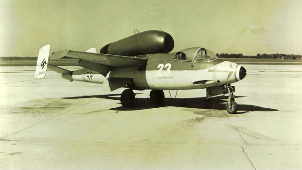 Heinkel He 162 Volksjäger được chế tạo chủ yếu từ gỗ do kim loại khan hiếm và được ưu tiên để chế tạo các loại máy bay khác. Tuy vậy, He 162 là máy bay nhanh nhất trong thế hệ máy bay đầu tiên của hai phe Phát xít và quân đồng minh. Heinkel He 162 Volksjäger được chế tạo chủ yếu từ gỗ do kim loại khan hiếm và được ưu tiên để chế tạo các loại máy bay khác. Tuy vậy, He 162 là máy bay nhanh nhất trong thế hệ máy bay đầu tiên của hai phe Phát xít và quân đồng minh.