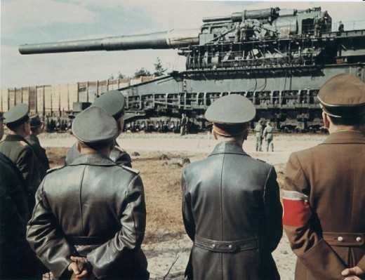 Schwerer Gustav là khẩu pháo lớn nhất từng được chế tạo trong lịch sử loài người. Nó nặng 1.350 tấn, có khả năng bắn viên đạn 7 tấn qua khoảng cách 47 km. Vũ khí này từng tham gia nhiều trận đánh trên khắp châu Âu. Schwerer Gustav là khẩu pháo lớn nhất từng được chế tạo trong lịch sử loài người. Nó nặng 1.350 tấn, có khả năng bắn viên đạn 7 tấn qua khoảng cách 47 km. Vũ khí này từng tham gia nhiều trận đánh trên khắp châu Âu.