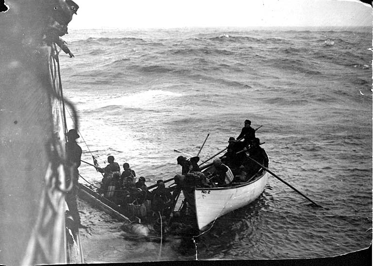 Gió mạnh khiến con tàu chuyển hướng và ngày 22/1/1906, SS Valencia va phải đá ngầm, con tàu SS Valencia bị chìm. 37 hành khách thoát chết, những người khác chìm theo con tàu. Đây là một trong những vụ tai nạn đường biển kinh hoàng nhất trên Thái Bình Dương.