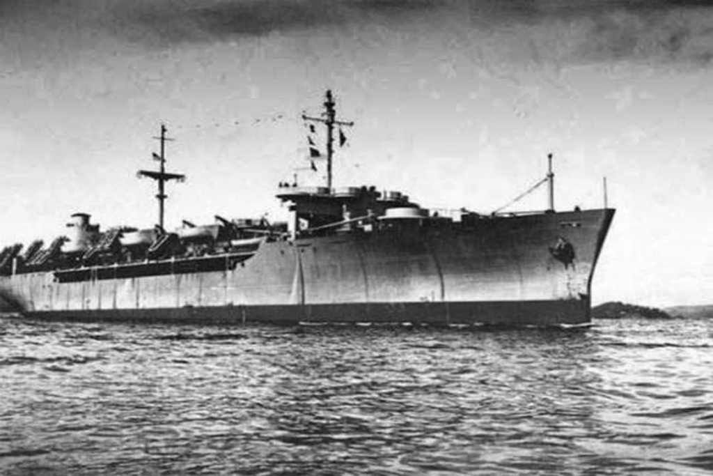 Năm 1947, một số trạm radar của Anh đặt tại Singapore và đảo Sumatra, Indonesia nhận được tín hiệu kêu cứu từ tàu chở hàng Ourang Medan của Hà Lan với nội dung: ‘SOS... SOS tất cả đã chết... tôi là người duy nhất còn sống sót’. Một lát sau tín hiệu được nối lại, nhưng chỉ có một câu duy nhất: ‘Tôi sắp chết rồi’, và kết thúc trong im lặng. 