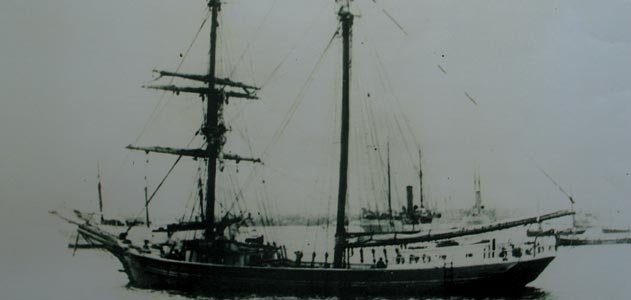 Năm 1872, tàu buôn Mary Celeste của Mỹ được tìm thấy khi đang trôi dạt trên Đại Tây Dương. Tầng hầm chứa hàng hóa của tàu còn đầy đủ, nhưng không có xuồng cứu hộ. Toàn bộ thủy thủy đoàn mất tích, không có dấu hiệu xảy ra đánh nhau. 