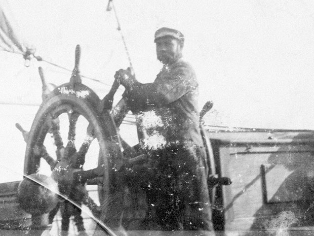 Con tàu ma Carroll A. Deering là một trong những bí ẩn trên biển được thêu dệt nhiều nhất trong lịch sử. Nhiều người nói rằng nó là nạn nhân của tam giác quỷ Bermuda, mặc dù các bằng chứng lại cho thấy khả năng của một cuộc nổi dậy hoặc cướp biển. 