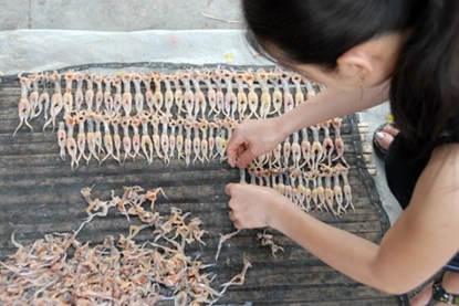 'Vũ nữ ch&acirc;n d&agrave;i' l&agrave; c&aacute;i t&ecirc;n đầy mĩ miều của m&oacute;n đặc sản miền T&acirc;y kh&ocirc; nh&aacute;i