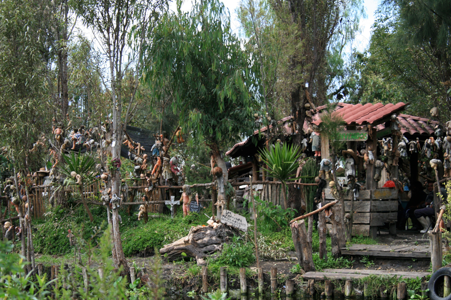 Đảo búp bê, Mexico: Đây là một hòn đảo nhỏ nằm ở Xochimilco, Mexico, nổi tiếng với những con búp bê hỏng được buộc vào các cành và thân cây bởi Julián Santana Barrera. Việc thu thập những con búp bê cũ hỏng và treo chúng lên giúp xua tà ma và xoa dịu linh hồn một cô bé chết đuối dưới kênh. 