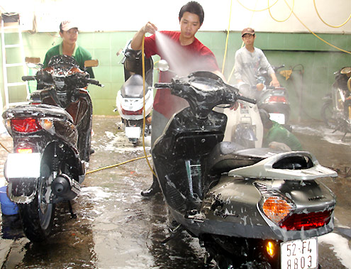 Rửa xe m&aacute;y, &ocirc; t&ocirc; dịp cận Tết cũng l&agrave; một trong những dịch vụ h&aacute;i ra tiền