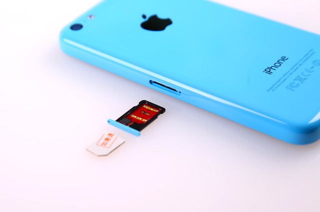 iPhone 5C kh&oacute;a mạng phải sử dụng SIM gh&eacute;p mới c&oacute; thể nghe gọi b&igrave;nh thường 