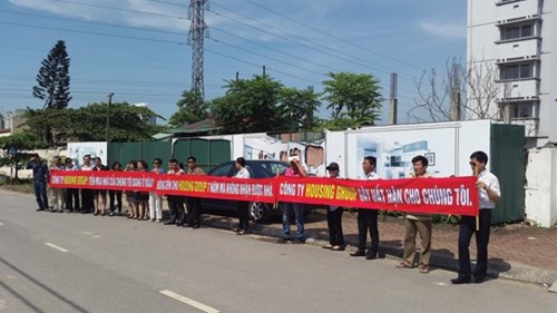 Kh&aacute;ch h&agrave;ng căng băn r&ocirc;n biểu t&igrave;nh ở dự &aacute;n Ph&uacute; Thượng của b&agrave; Ch&acirc;u Thị Thu Nga