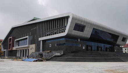 Nh&agrave; h&aacute;t trăm tỷ ở Đan Phượng ho&agrave;n th&agrave;nh kh&acirc;u thi c&ocirc;ng cơ  bản nhưng v&igrave; kh&ocirc;ng đủ tiền thanh to&aacute;n n&ecirc;n nằm đắp chiếu