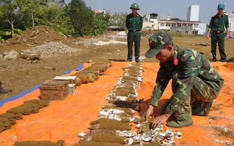 Hầm bom được t&igrave;m thấy ở L&acirc;m Đồng chứa gần 100 quả đạn ph&aacute;o