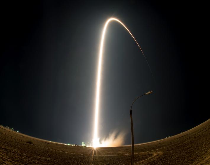 Tên lửa Soyuz được bắn lên vũ trụ từ sân bay vũ trụ Baikonur tại Kazakhstan vào ngày 23/7. Ba thành viên phi hành đoàn sẽ đến Trạm Vũ trụ quốc tế để thực hiện nhiệm vụ kéo dài 5 tháng tại đây.