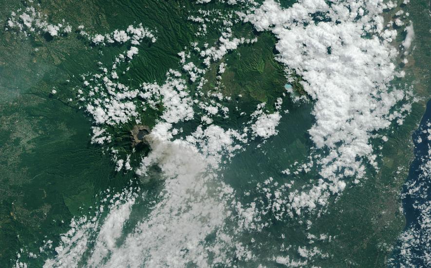 Hình ảnh ngọn núi lửa Raung tại Indonesia đang phun trào những cột khí và dung nham vào khí quyển, được vệ tinh của NASA ghi lại vào hôm 12/7. Hoạt động phun trào này đã gây ảnh hưởng đến các phương tiện 13Win22 com tỷ lệ cược cao ra, vào đảo Bali. 