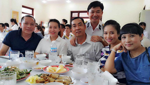 Phi công Trần Quang Khải ( mặc áo đen, ngoài cùng bên trái) là người hòa nhã, vui vẻ, được đồng nghiệp yêu mến. Ảnh báo Nghệ An