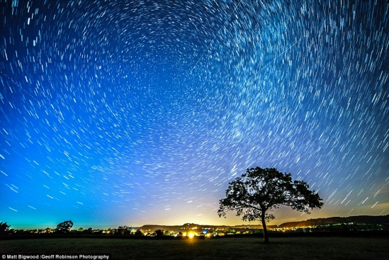 Hình ảnh mưa sao băng Perseids tại Wotton-under-Edge, ở Gloucestershire vào đêm thứ hai, bức ảnh do người dân Matt Bigwood ghi lại Hình ảnh mưa sao băng Perseids tại Wotton-under-Edge, ở Gloucestershire vào đêm thứ hai, bức ảnh do người dân Matt Bigwood ghi lại