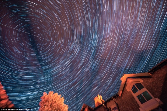 Các vệt sao băng Perseids xuất hiện để tỏa đi từ một điểm giữa chòm sao Perseus và Cassiopeia Các vệt sao băng Perseids xuất hiện để tỏa đi từ một điểm giữa chòm sao Perseus và Cassiopeia